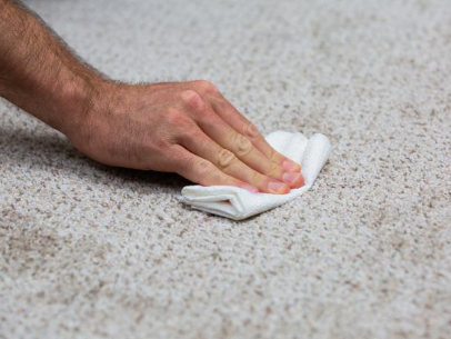 sécher tapis avec serviette sèche