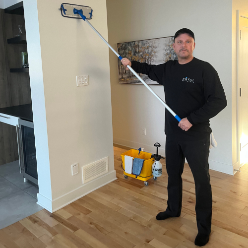 Technicien de Royal Nettoyage entrain nettoyer un mur lors d'un grand ménage.